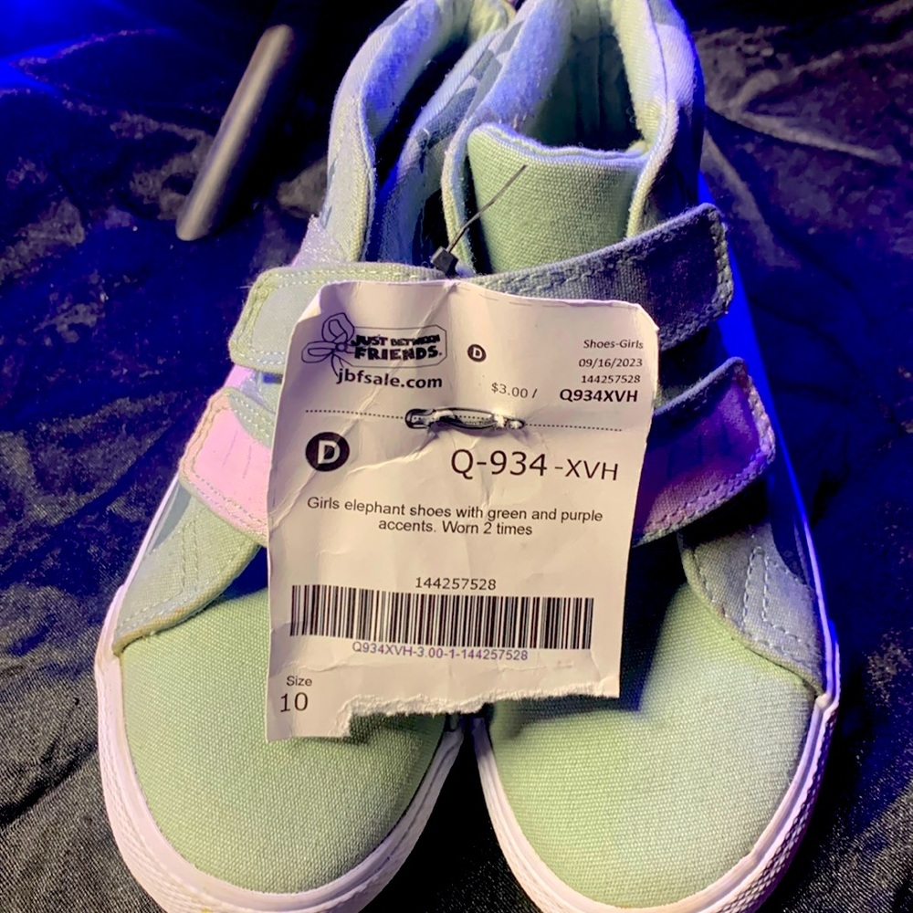 Size 10 kids —Cat and JACK elephant shoes  green and pink